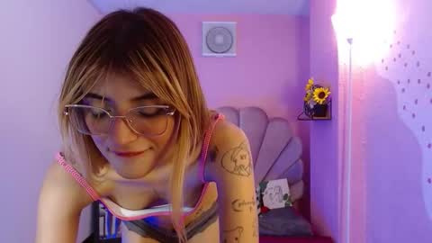 Snapshot of mikka_ela chatting on October 19, 2:11 pm Mikka 3 online show from October 19, 2:11 pm