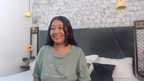 Snapshot of mila_adamss chatting on October 2, 10:25 am mila_adamss online show from October 2, 10:25 am