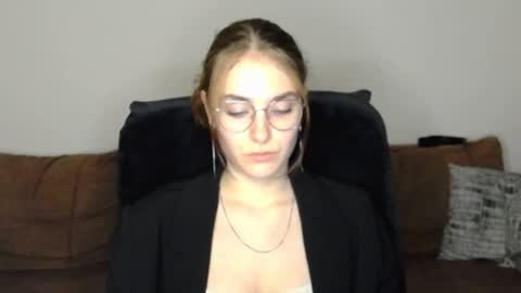 Snapshot of mila_keyy chatting on October 19, 9:08 pm mila_keyy online show from October 19, 9:08 pm