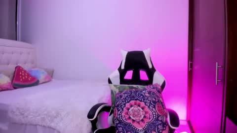 Snapshot of mila_violet chatting on October 10, 12:49 am Mila online show from October 10, 12:49 am
