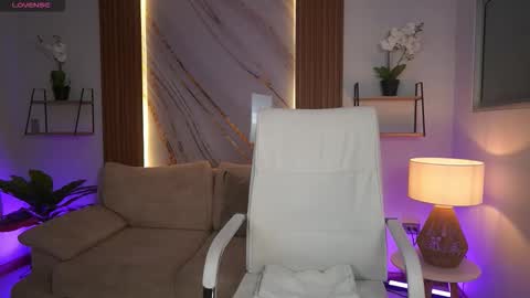 milacrave online show from December 17, 11:50 am