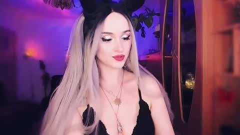 Snapshot of miladyjolie chatting on March 6, 3:35 am MiladyJolie online show from March 6, 3:35 am