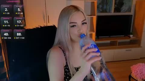 Lana online show from April 7, 8:00 pm