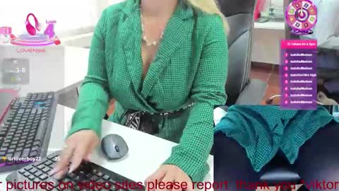 Snapshot of milf_viktoria chatting on September 29, 10:36 am Viktoria online show from September 29, 10:36 am