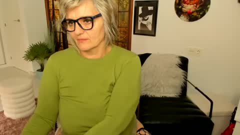 Snapshot of milfelladd69 chatting on March 5, 1:39 pm MilfElla online show from March 5, 1:39 pm