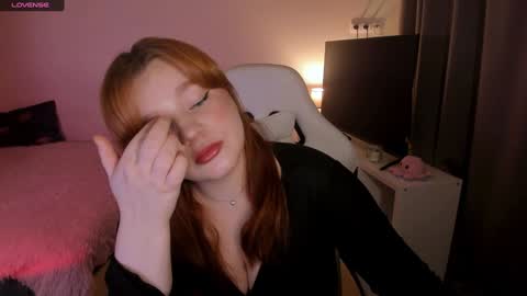 Snapshot of milky_wayx chatting on December 1, 4:32 pm Lisa online show from December 1, 4:32 pm