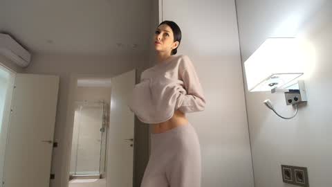 milla bella online show from February 12, 8:34 pm