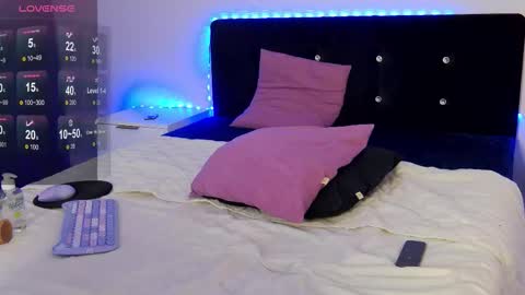 milla_cali online show from October 16, 6:35 am