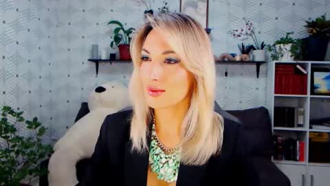 MillaXQueen online show from November 18, 2:42 pm