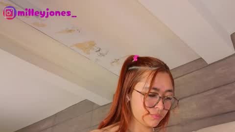 Snapshot of milleyjones_ chatting on September 20, 9:29 pm milleyjones_ online show from September 20, 9:29 pm