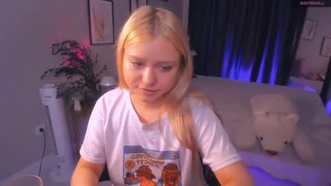 Snapshot of millie_vanillie chatting on September 12, 4:53 pm Millie online show from September 12, 4:53 pm