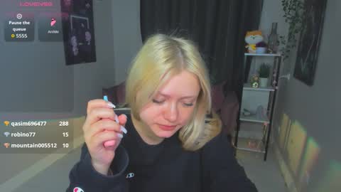 Snapshot of millie_vanillie chatting on September 11, 4:52 pm Millie online show from September 11, 4:52 pm