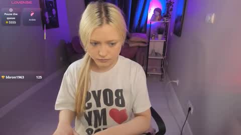 Snapshot of millie_vanillie chatting on October 9, 8:58 pm Millie online show from October 9, 8:58 pm