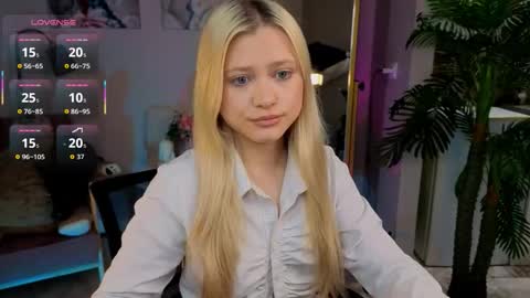 Snapshot of millie_vanillie chatting on October 19, 1:27 pm Millie online show from October 19, 1:27 pm