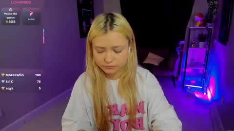 Snapshot of millie_vanillie chatting on October 5, 4:14 pm Millie online show from October 5, 4:14 pm