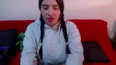 Milu Wallace  online show from February 25, 11:30 pm