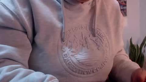 Milu Wallace  online show from March 5, 1:14 am