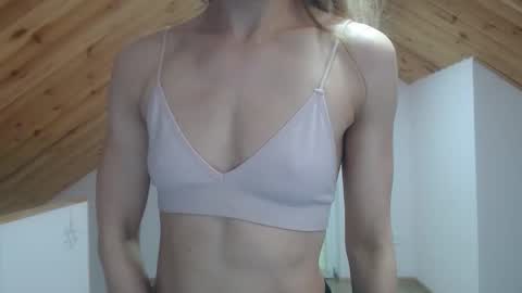 milusea online show from November 17, 1:46 pm