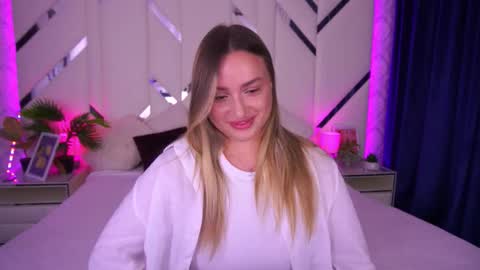 minifox_ online show from September 24, 7:04 am