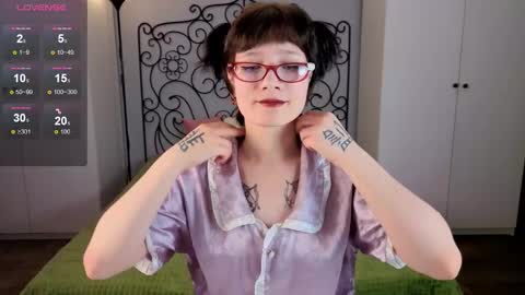Snapshot of mint_fairy chatting on October 18, 6:01 pm Olivia online show from October 18, 6:01 pm