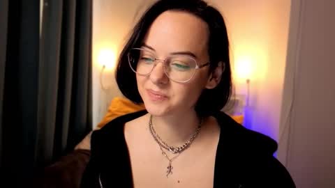 MiraSkyy online show from October 6, 2:35 pm