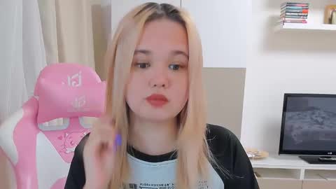 Snapshot of miss__selena chatting on February 18, 5:20 pm miss__selena online show from February 18, 5:20 pm
