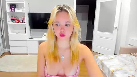 Snapshot of miss__selena chatting on September 20, 10:02 pm miss__selena online show from September 20, 10:02 pm