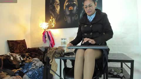 Snapshot of miss_lucero1 chatting on October 17, 4:05 am lucero online show from October 17, 4:05 am
