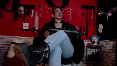 Snapshot of miss_mirandaa chatting on September 16, 5:21 am Mistress Miranda online show from September 16, 5:21 am