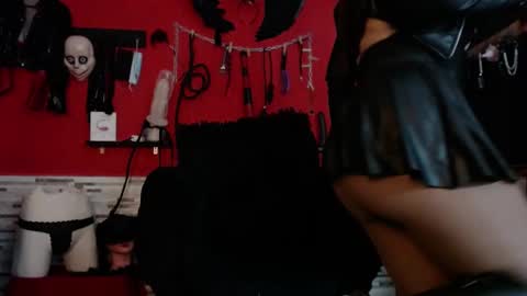 Snapshot of miss_mirandaa chatting on October 1, 1:05 am Mistress Miranda online show from October 1, 1:05 am