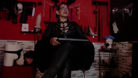 Snapshot of miss_mirandaa chatting on October 19, 11:15 am Mistress Miranda online show from October 19, 11:15 am
