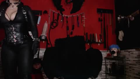 Snapshot of miss_mirandaa chatting on October 5, 9:44 pm Mistress Miranda online show from October 5, 9:44 pm