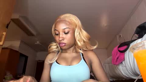 missmarimac online show from March 17, 11:43 pm