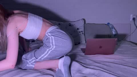 missmiroslava online show from April 1, 1:41 pm