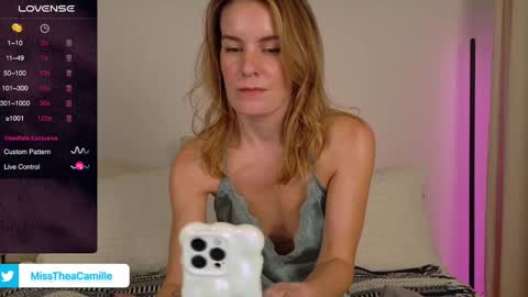 Snapshot of misstheacamille chatting on January 6, 3:42 am MissThea online show from January 6, 3:42 am