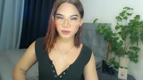 misstrishontop online show from February 9, 9:58 am