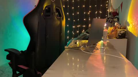 misswishh online show from April 18, 7:58 pm