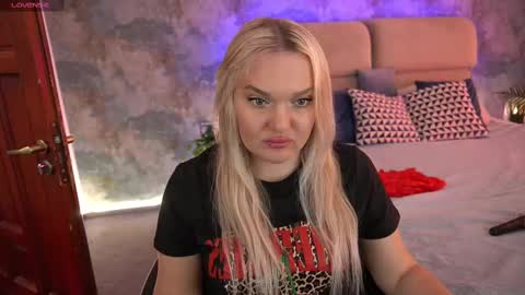 Snapshot of missyymartinezz chatting on March 9, 9:35 am Amely online show from March 9, 9:35 am