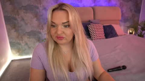 Snapshot of missyymartinezz chatting on March 10, 8:17 am Amely online show from March 10, 8:17 am