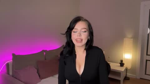 Mia online show from December 3, 8:09 pm