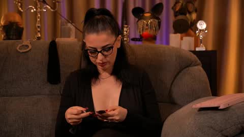 Snapshot of mistresskellykent chatting on October 13, 11:07 pm Mistress Kelly online show from October 13, 11:07 pm