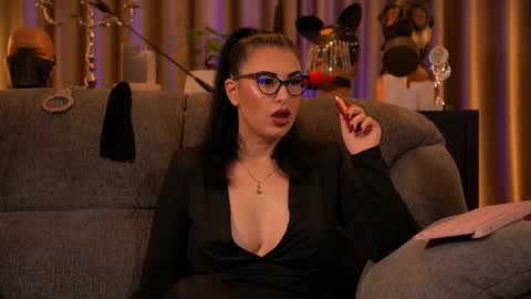 Snapshot of mistresskellykent chatting on October 6, 12:07 am Mistress Kelly online show from October 6, 12:07 am