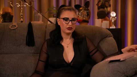 Snapshot of mistresskellykent chatting on October 9, 10:37 pm Mistress Kelly online show from October 9, 10:37 pm