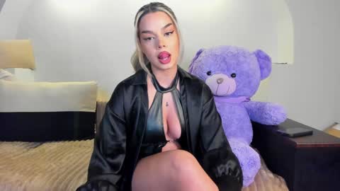 Snapshot of mistresskenda chatting on January 29, 5:35 pm Mistress KiRa online show from January 29, 5:35 pm