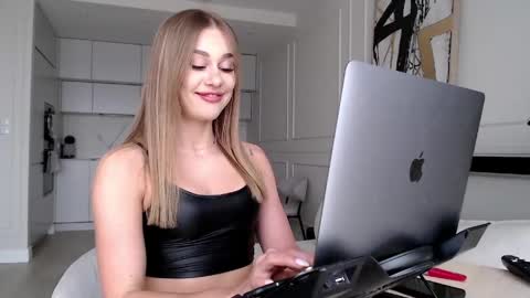 mistressuniverse online show from April 3, 3:08 pm