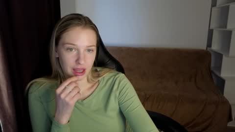 Snapshot of mmm_banana chatting on December 20, 9:43 am Lili online show from December 20, 9:43 am