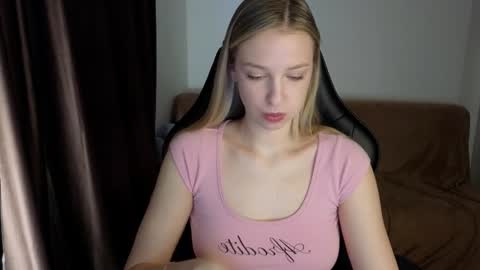 Snapshot of mmm_banana chatting on December 15, 9:35 am Lili online show from December 15, 9:35 am
