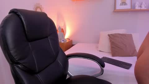 Snapshot of moll1e_ chatting on February 15, 11:50 am M o L l i E online show from February 15, 11:50 am