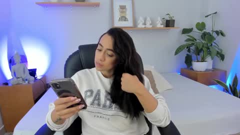 Snapshot of moll1e_ chatting on February 24, 12:26 pm M o L l i E online show from February 24, 12:26 pm