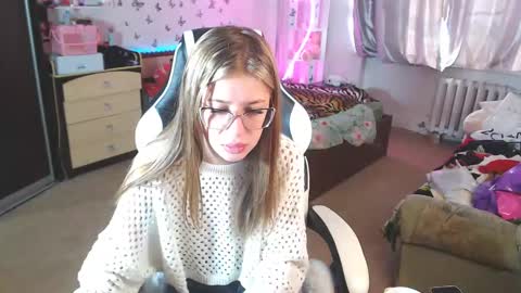 Snapshot of molly_barbie chatting on March 6, 4:41 am Molly Prvt is open online show from March 6, 4:41 am